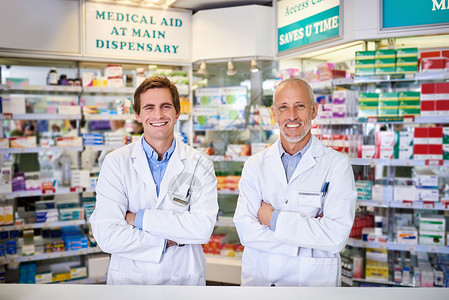我们的优质服务是免费的 两名男药剂师在化学家工作的肖像背景图片