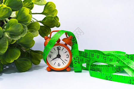 八点钟用橙色时钟和白木背景测量水龙头 饮食概念背景