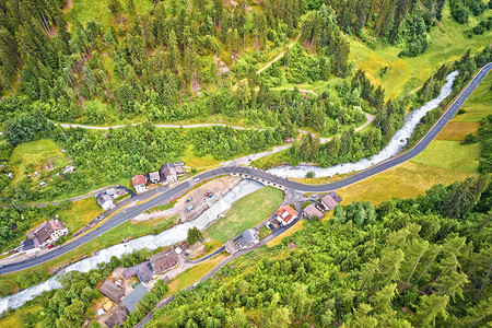 淹死斯图尔夫斯村的Stelvio通过公路和河流背景