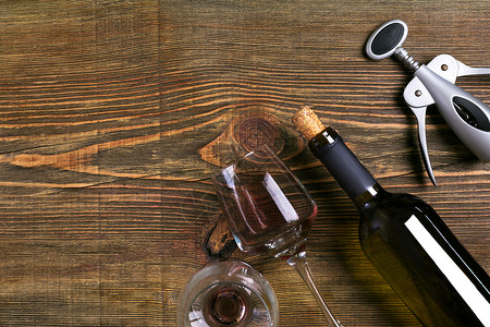 红宝石波特酒从最高视野的木木背景上 瓶装酒和两杯葡萄酒背景
