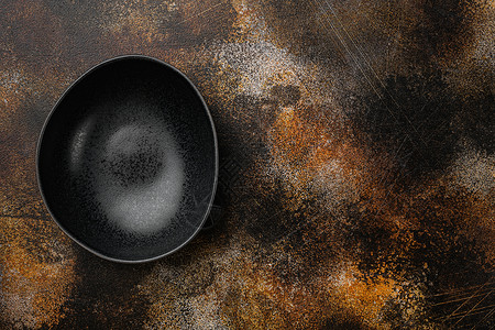 黑陶碗 有文字或食物的复制空间 有文字或食物的复制空间 顶视图平躺 在旧的深色乡村餐桌背景上桌子黑色陶瓷餐具圆形盘子金属制品背景图片