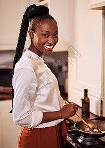 我最爱表情包我在做我的最爱 剪裁的肖像画 一个有魅力的年轻女人在家里厨房做饭背景