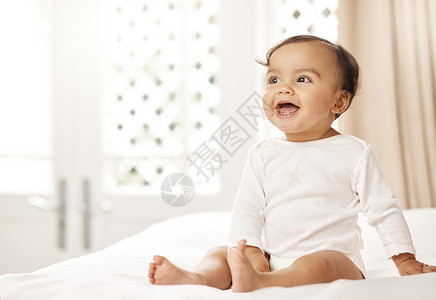 她的笑容最可爱 被一个坐在床上的可爱女婴拍到背景图片