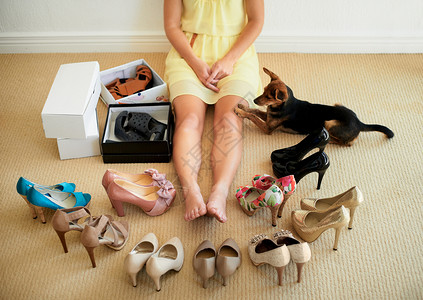 优柔寡断的她不能决定她的鞋袜 被割成一副女人坐在家里的鞋子包围着的样子背景