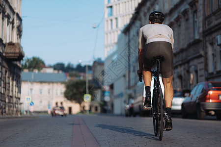 街上的人在街上骑自行车运动服穿运动服装的人背影背景