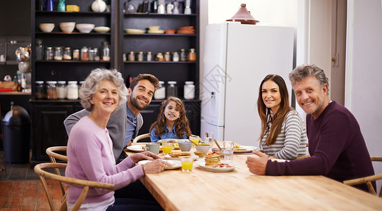 家人的肖像在厨房桌旁吃早饭 从白天开始就跟亲人在一起背景图片