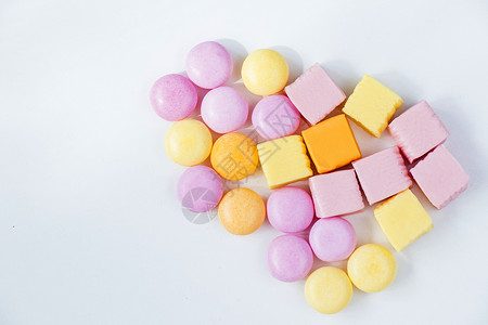 曼妥思甜甜多彩的糖果 白色背景上的糖果缝纫爱好薄荷糖橙子视角食物棉花庆典针织品甜点背景