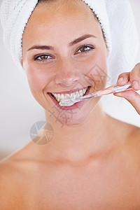 守纪律的刷牙等于闪亮的牙齿 一个美人梳牙的肖像背景