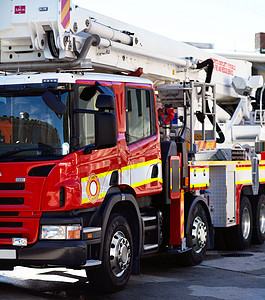 紧急救火的消防车救火机动车 停在消防站外的一辆消防车被击中背景
