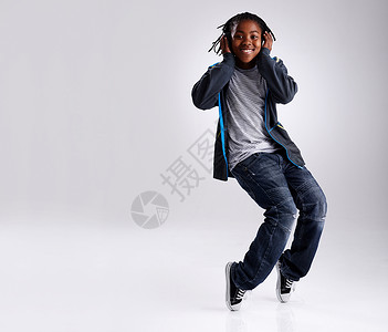 黑人嘻哈Hip Hop先生 一个年轻男孩在工作室跳嘻哈舞孩子们男生潮人男性黑人男孩们青年黑色跳跃全身背景