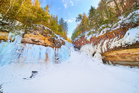 右晶状体国家公园的矿山瀑布 在冬天被完全冷冻背景