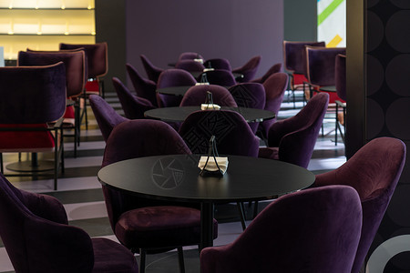 为现代购物中心食品法院参观者提供一排桌椅和柔软舒适的紫罗兰椅子 供参观者使用零售咖啡店休息购物中心酒吧美食用餐公司桌子房间背景图片