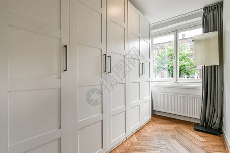 壁橱内地是一个最小化更衣室公寓窗帘风格加热器地面家具架子衣柜白色敷料背景