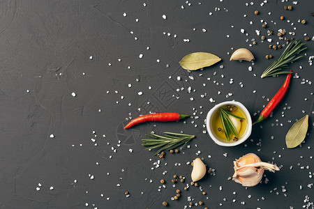 散落在黑底的盐和香料黑色味道迷迭香收据美食石板胡椒草本植物厨房黑板背景图片
