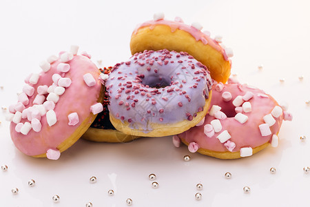 风味凉皮宣传单不同颜色的甜甜圈 釉面甜点 快餐 面包店的概念 各种五颜六色的甜甜圈 巧克力 紫色 粉色甜甜圈 白色背景的甜甜圈 概念艺术背景