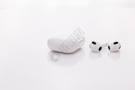 蓝牙耳机盒带充电盒的无线耳机 采用降噪技术的无线耳机 小工具和电子设备 孤立在白色背景上的蓝牙耳机收费产品充电器电盒销售充电电子产品商业智背景