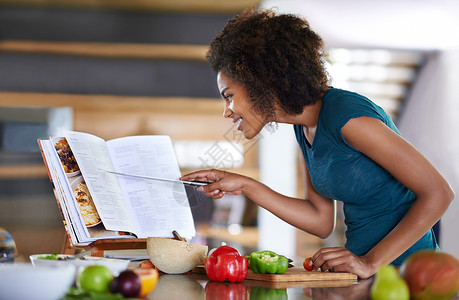 书食物听信后 一位年轻女子用食谱做饭 (笑声)背景