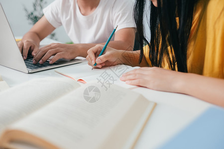 年轻学生校园帮助朋友追赶和学习 并帮助他们学习大学图书馆青少年学校知识会议图书课堂团体班级背景图片