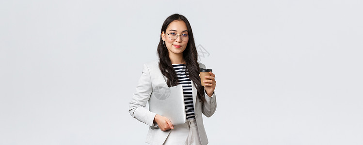为他人着想商业 金融与就业 成功的女企业家概念 自信的优秀女商务人士戴眼镜和套装 喝咖啡及随身携带工作笔记本电脑为她们着想商务学生财产工作背景