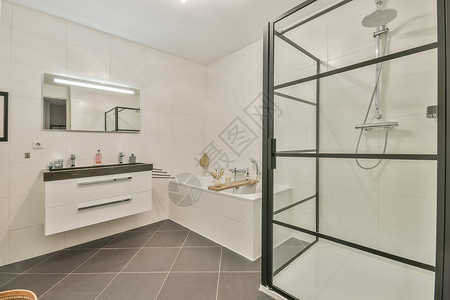 带白瓷砖的宽敞卫生间镜子大理石奢华家具卫生装饰房子内阁淋浴水平背景图片