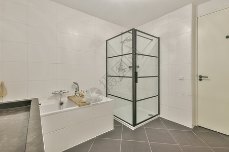 带白瓷砖的宽敞卫生间浴缸陶瓷房子公寓制品龙头卫生奢华白色大理石背景图片