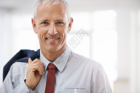 合适你就来你选择了合适的人来做这份工作 一位成熟商务人士的肖像 他肩上穿着夹克 站在一个办公室里背景