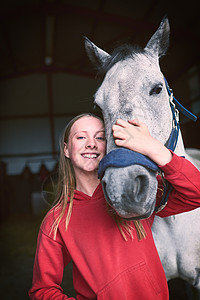 不止是五折不止一匹马 她是我最好的朋友 一个十几岁的女孩和她的马在一起背景