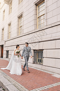 我想牵着你的手走过人生 一对美丽的夫妇在婚礼当天在城里拍摄背景图片