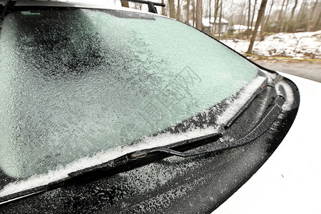 皓雪凝脂霜冷冻雨创造了一层冰和外套 一辆客车 特写挡风玻璃Windshield窗户天气冰柱气候环境水器车辆镜子冻结刀片背景