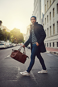 成人男性城市的风格 一个时髦的年轻人在城外拍摄的照片背景