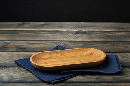 木板 黑色木制桌子上餐巾纸家庭棉布材料毛巾木头纺织品桌布空白托盘折叠背景图片