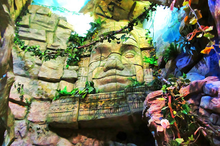 奥尔梅克从石头雕刻的奥梅克雕塑 玛雅符号 丛林中的巨石头雕像背景