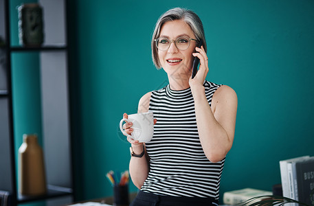 保持积极并继续全力以赴 一位女商务人士在她的办公室用手机聊天时喝咖啡的镜头背景图片