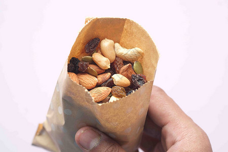 棕色纸包纸包中许多混合坚果的顶部视图背景