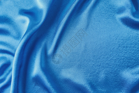 带折叠的蓝色丝绸背景 铁面表面波纹的抽象纹理窗帘曲线艺术墙纸帆布天鹅绒布料材料海浪衣服背景图片
