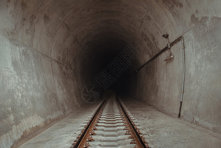 铁路沿铁道直通黑暗列车隧道入口轨道火车照明岩石旅行阴影黑色希望风景石头背景图片