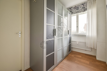 一间小房间 装着一个大衣柜窗帘光束敷料房间大厅建筑学装修加热器住宅木地板背景图片