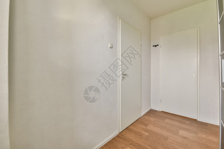 一间小房间 装着一个大衣柜加热器住宅光束公寓木地板房子敷料散热器大厅窗帘背景图片