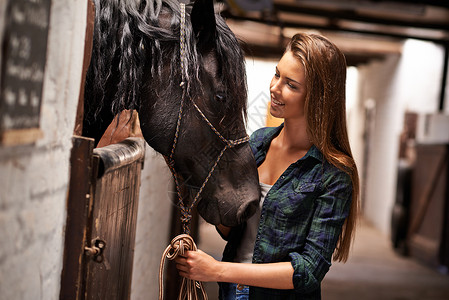 嘿 女孩 为什么 一个年轻女人和她的马在马厩里背景图片