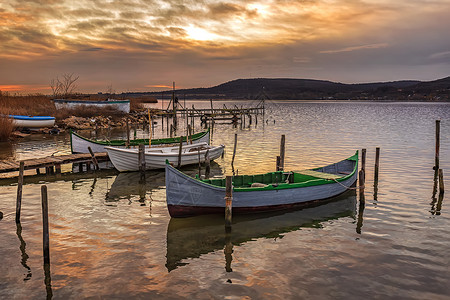宁静的下午在湖上 有停泊在木制码头上的船高清图片