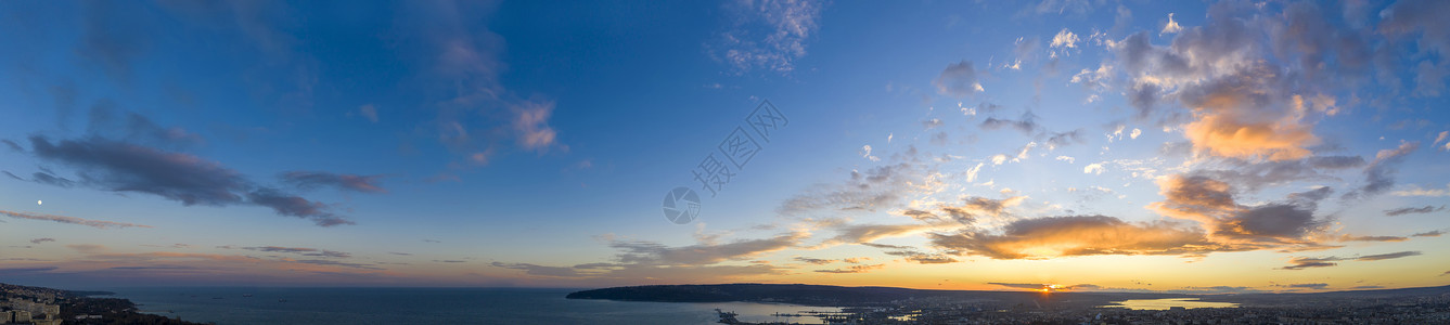 惊人日落海洋上惊人的日落天空的全景背景