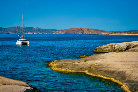 施洛斯希腊米洛斯岛爱琴海Sarakiniko海滩游艇海滩岩石旅游者日落风景旅游旅行胜地游客景点背景