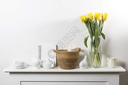 白色桌上玻璃花瓶中的黄色郁金香布花园庆典女性横幅糖罐妈妈广告毛巾塑像广告牌背景图片