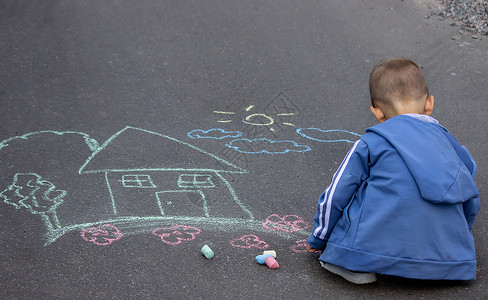 粉笔房子儿童利用沥沥青家庭房屋教育乐趣男生绘画玩具操场路面沥青公园插图背景
