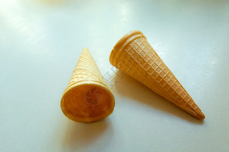 白柜顶的冰淇淋空雪糕饼背景图片
