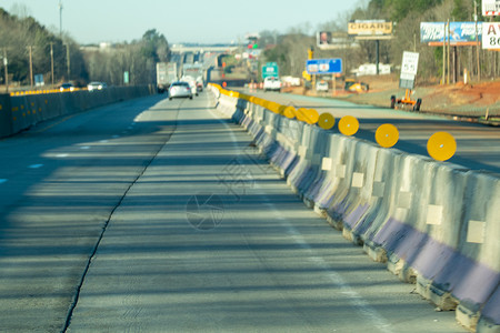 驾驶时对等的抽象高速公路建筑学划分路标障碍危险安全反恐运输交通空路背景图片