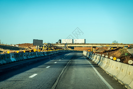 驾驶时对等的抽象高速公路栅栏积木反恐运输划分保护空路障碍安全边界背景图片