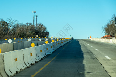 驾驶时对等的抽象高速公路交通反恐街垒保护建筑学障碍积木安全警告栅栏背景图片