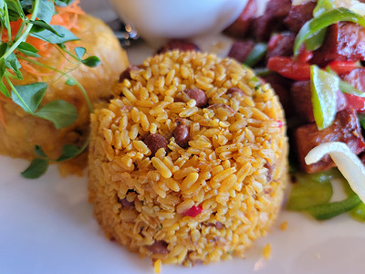 波多黎各大米和炒猪肉的板炉午餐餐厅车前草美味芭蕉食物美食肉汤油炸背景图片