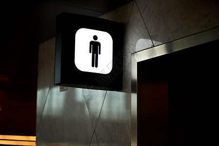 当大自然呼唤时 在公共建筑物内标牌的低角度拍摄显示在一个男性卫生间上方背景图片